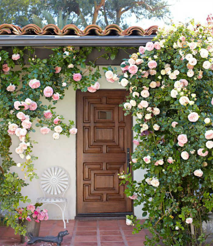 Μπάνγκαλοου του 1929 στο Λος Άντζελες με αναρριχόμενες τριανταφυλλιές στην βεράντα να καλωσορίζουν τους επισκέπτες.