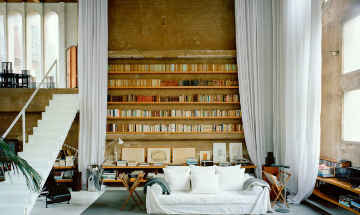 Η μεγαλειώδης βιβλιοθήκη του συγκροτήματος.