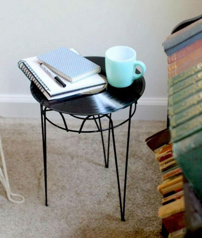 Τραπέζι από τρίποδο γλάστρας και βινύλιο