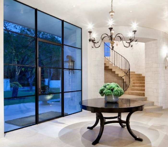 Ούτε τρικ, ούτε μαγεία. Τα παράθυρα με μαύρο πλαίσιο επιλέχθηκαν εδώ, ως μια πολυτελής και industrial αντίθεση (industrial λόγω σχεδίου) σε ένα κλασικό δωμάτιο.