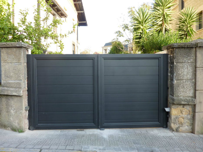 Γκρι γκαραζόπορτα σίδερο και ξύλο