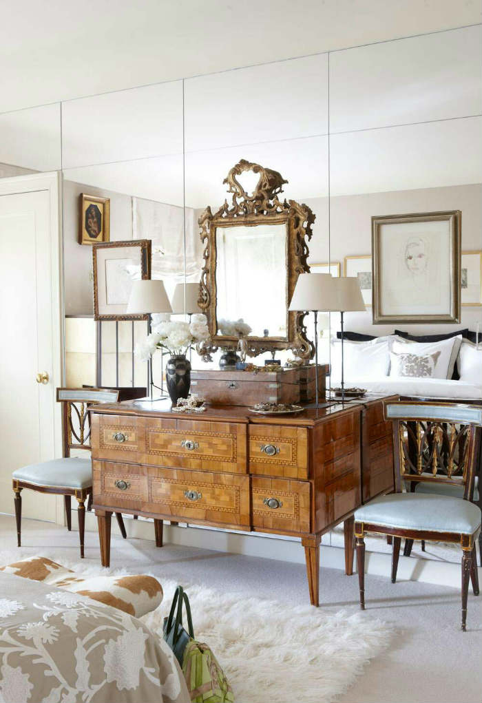 Χρησιμοποίησε ογκώδη έπιπλα, ειδικά για να καλύψεις το κάτω μέρος, στο κάτω-κάτω θα διακοσμήσεις εύκολα σε στρώσεις.