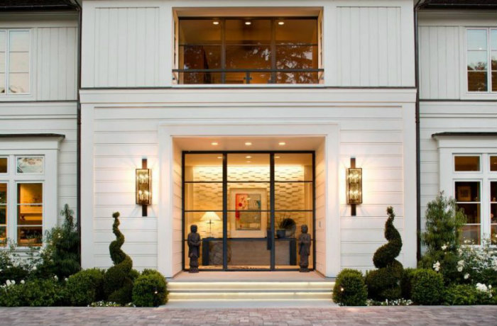 Μέχρι τώρα βλέπαμε την θέα από μέσα προς τα έξω. Δες πόσο ωραία συνεργάζονται τα παράθυρα με τις κάθετες και οριζόντιες γραμμές του σχεδίου του σπιτιού.