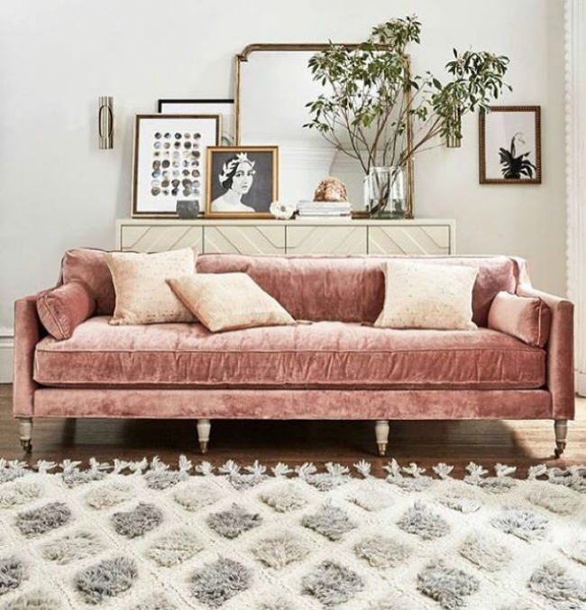 Πολλοί μικροί καθρέπτες δρουν διακοσμητικά και δημιουργούν βάθος σε ένα χώρο.