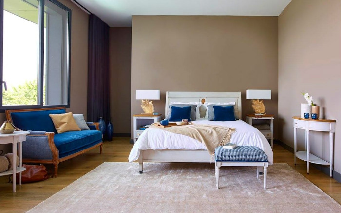 καναπές πάγκος ή πολυθρόνα σε υπνοδωμάτιο