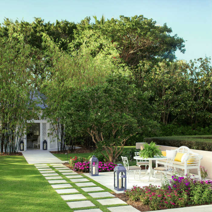 Μεγάλη ποικιλία από ψηλά δέντρα και φούξια λουλούδια. Εκπληκτικό το αποτέλεσμα και ο κήπος είναι από τους καλύτερους μέχρι τώρα.