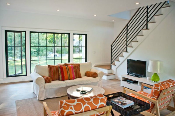 Ο αρχιτέκτονας Jason Thomas επέλεξε μαύρο τόσο για τα λεπτά πλαίσια του παραθύρου, όσο και για την κουπαστή στην σκάλα. Χρησιμοποιώντας λίγο περισσότερο μαύρο στον χώρο, δημιουργείται συνοχή και συνεκδοχικά μια ενιαία αφήγηση. Αυτό