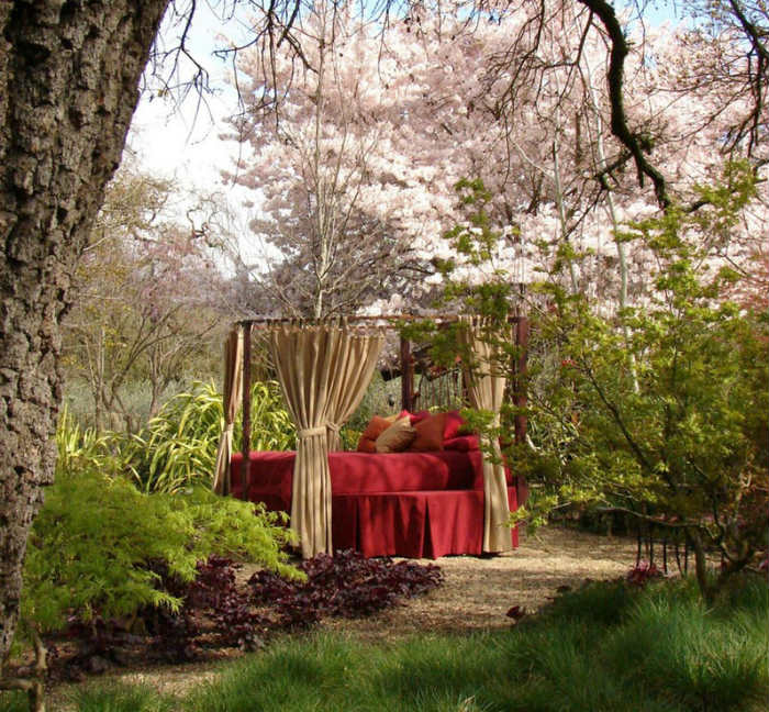 Απόλυτος ρομαντισμός κρεβάτι στον κήπο