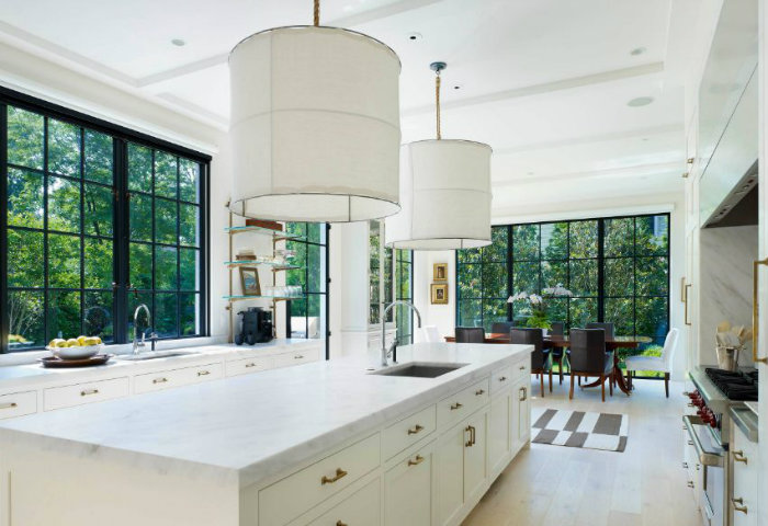 Ολόκληρος ο χώρος εδώ είναι σε αποχρώσεις του λευκού, οπότε υπάρχει καλύτερος τρόπος να εξισορροπήσει κανείς το λευκό από τα μαύρα πλαίσια στα παράθυρα;