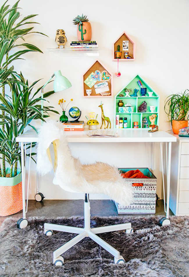 Τι παραπέμπει στον άνθρωπο των σπηλαίων με φυσικό τρόπο; Ψεύτικες γούνες και φυτά εσωτερικού χώρου. Θα σας διαβεβαιώσει το ευτυχισμένο παιδάκι που μένει στην…σπηλιά!