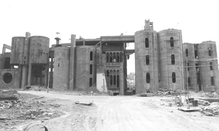 Το πως ήταν η βιομηχανία στην εγκαταλελειμμένη της κατάσταση, κάνει ακόμα πιο σημαντική την μετατροπή της.