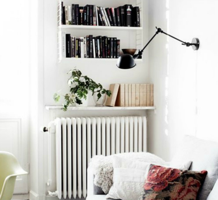 Τοποθετώντας μια επιτοίχια ραφιέρα-βιβλιοθήκη χρησιμοποιείς τον εναλλακτικά χαμένο χώρο και ταυτόχρονα διακοσμείς. Το ίδιο μπορείς να κάνεις και με φωτιστικά τοίχου με βραχίονα, εξοικονομώντας πολύτιμο χώρο και δίνοντας ιδιαίτερο στυλ.