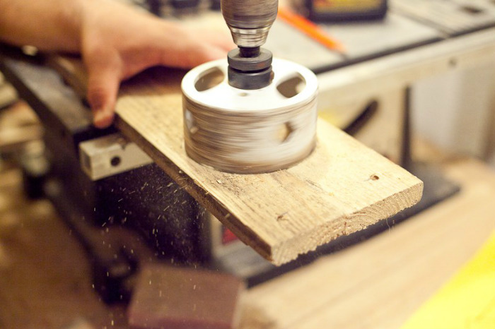 Χρησιμοποίησε σβουράκι για να ανοίξεις τρύπες για τις γλάστρες.