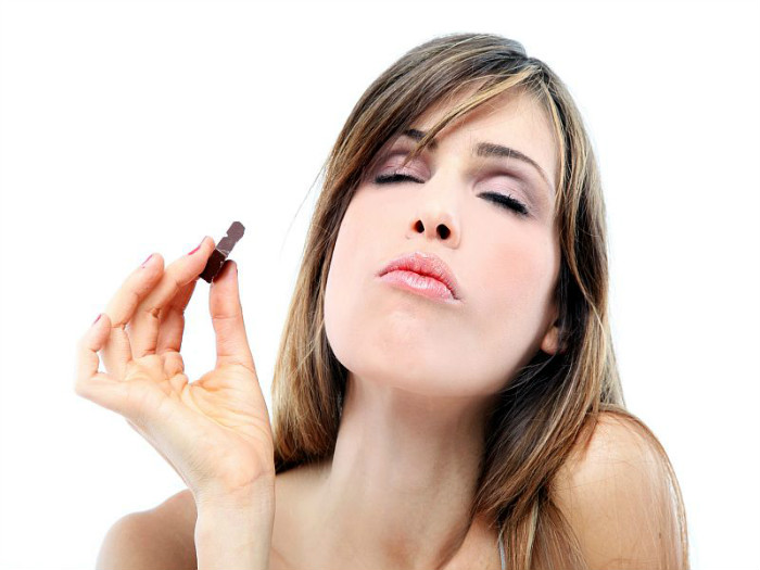 Η σοκολάτα διαθέτει φλαβονοειδή και καλά λιπαρά, την ίδια στιγμή που κόβει την πείνα, με αποτέλεσμα να έχει αποκτήσει status superfood για αδυνάτισμα.