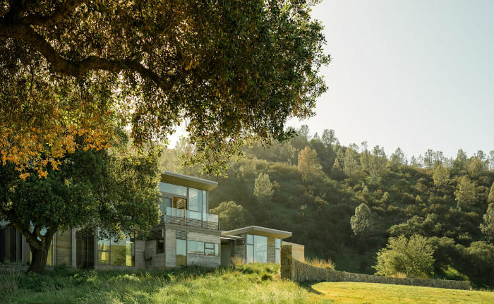 μοντέρνο ράντσο στη βάση ενός λόφου