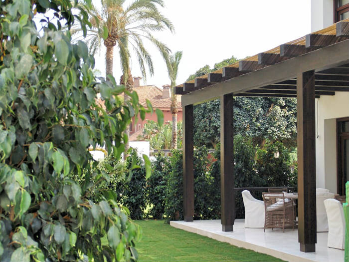 στέγαστρο και θέα φοίνικες