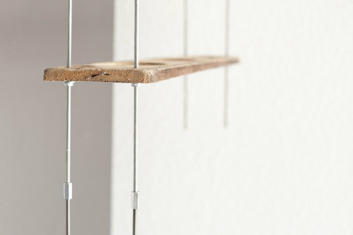 Άρχισε να στερεώνεις τα ράφια.