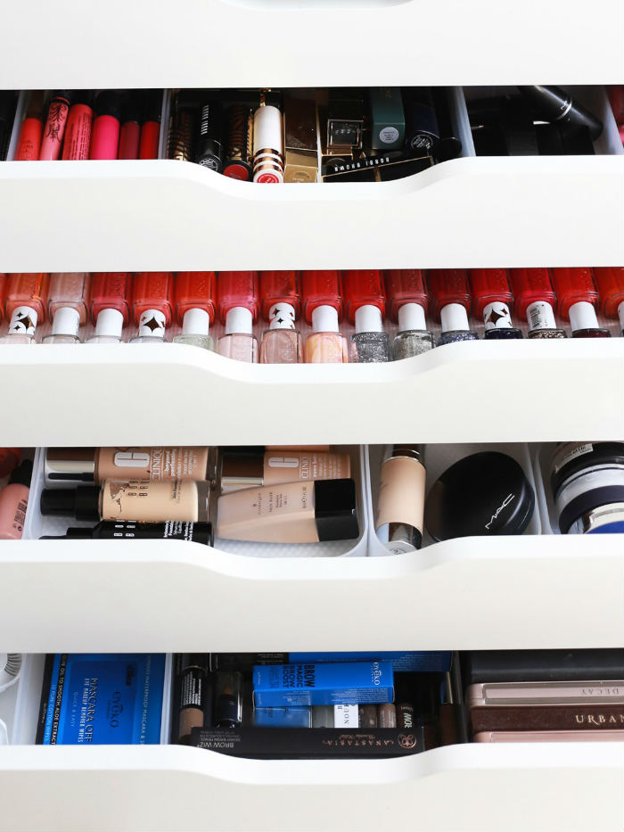 συρταριέρα με τέλεια οργάνωση ανά είδος και ενίοτε ανά χρώμα!