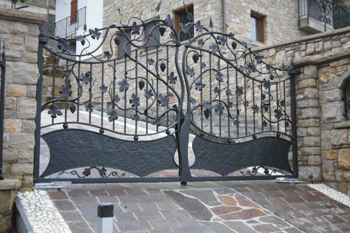 Γκαραζόπορτα-πύλη από σφυρήλατο σίδηρο