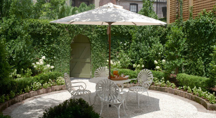 Όμορφη πίσω αυλή στην Savannah (προφανώς στην Georgia), με πορτοκαλιές, γιασεμί, κισσό και υδραγγείες (τα λευκά -εδώ- λουλούδια).