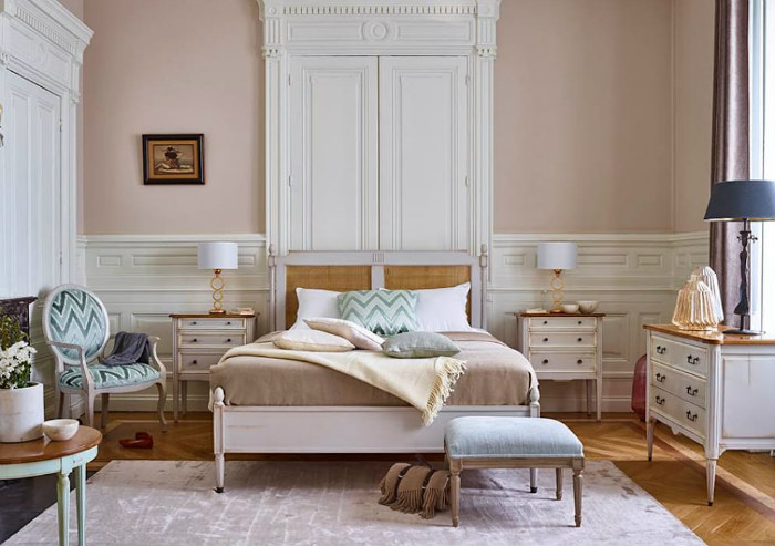 χαλί κάτω από το κρεβάτι για άνεση και πολυτέλεια