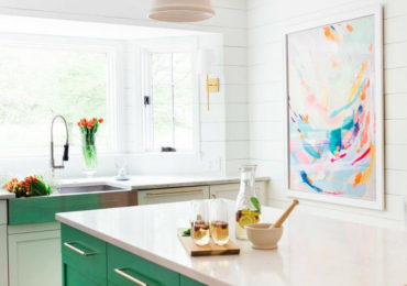 χρωματιστά ντουλάπια κουζίνας