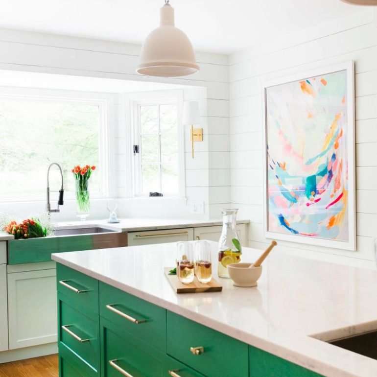 χρωματιστά ντουλάπια κουζίνας