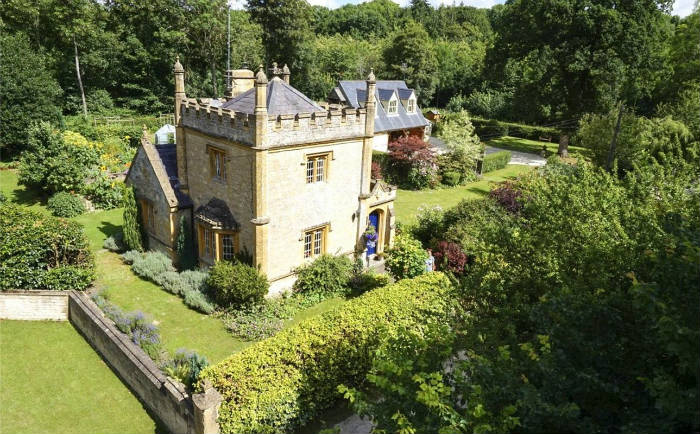 κάστρο και βοηθητικό οίκημα