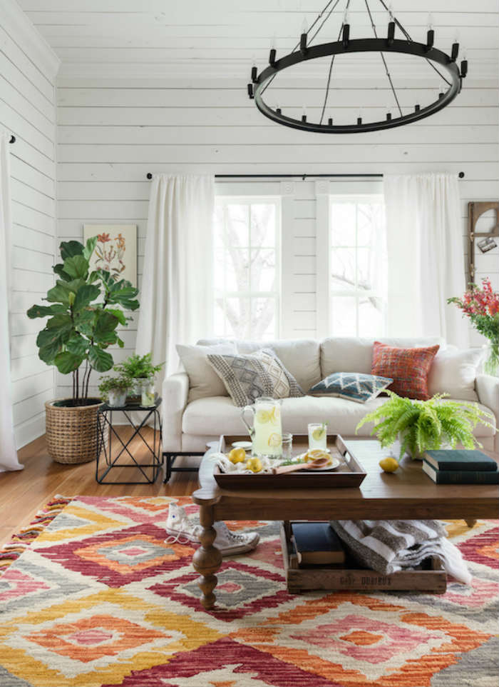 κάτω από το τραπεζάκι του καφέ