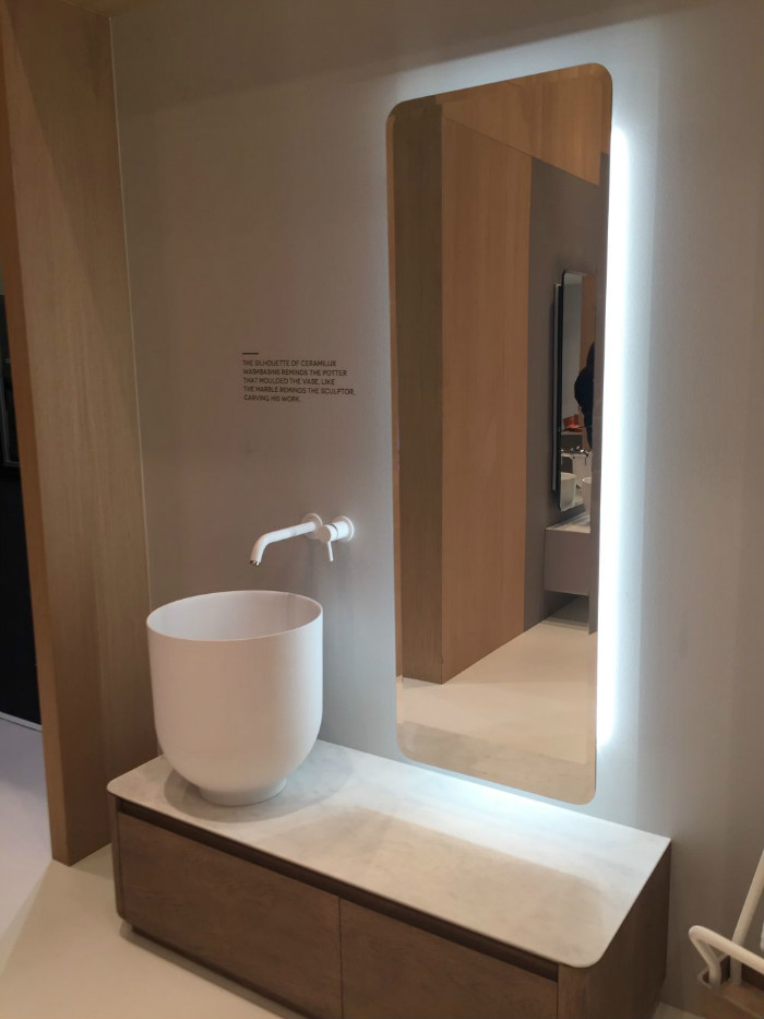 μακρόστενος καθρέφτης με φωτισμό