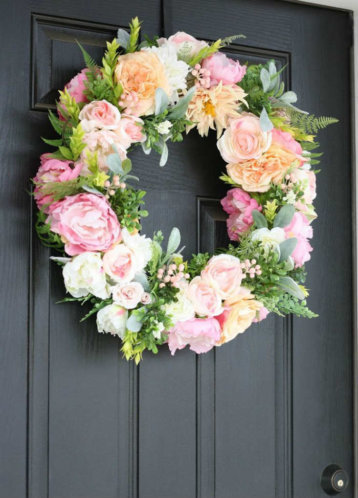 πρωτομαγιάτικο στεφάνι με τριαντάφυλλα