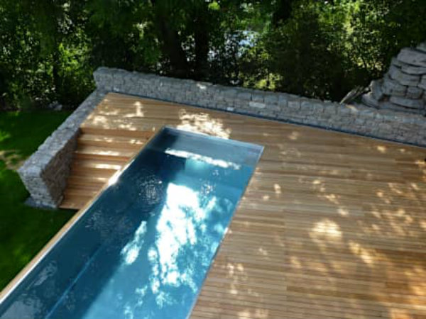 στενή πρωτότυπη πισίνα