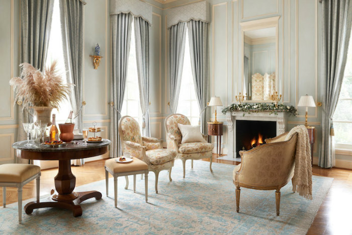 τραπέζι φαγητού στο σαλόνι