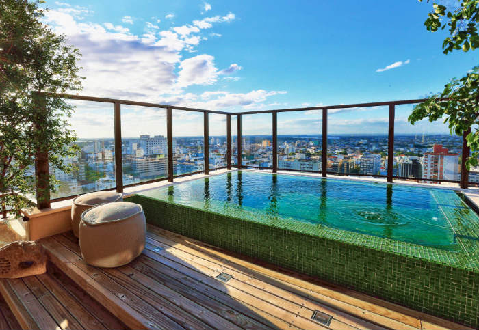 υπερχειλισμένη πισίνα σε ντεκ