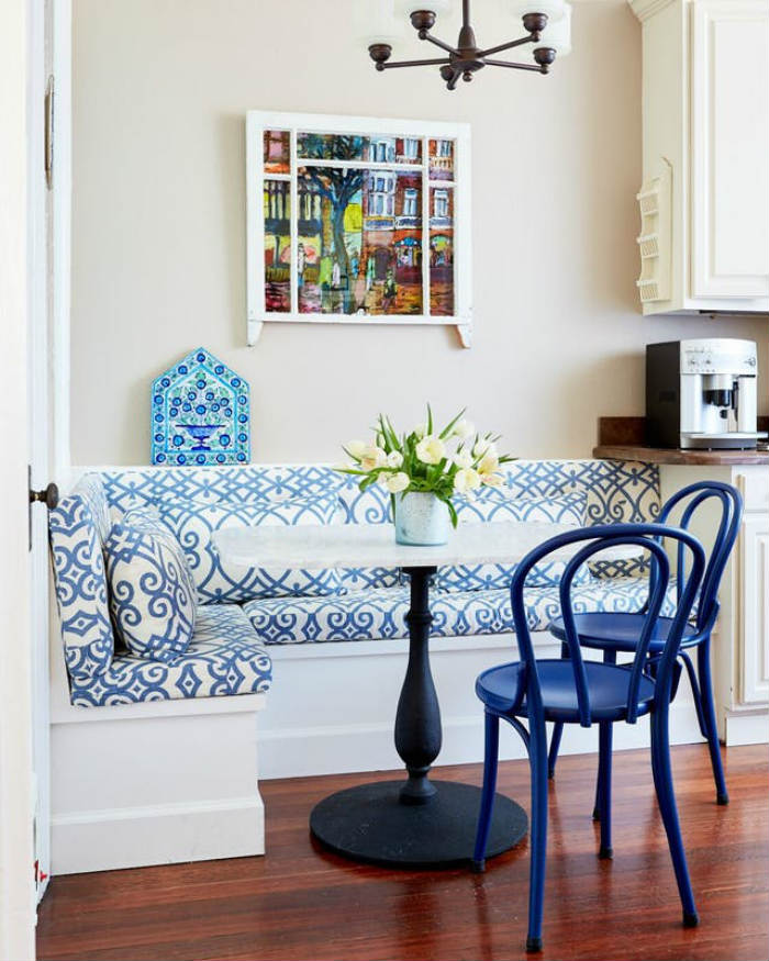 χτιστος καναπες με στρογγυλό τραπέζι