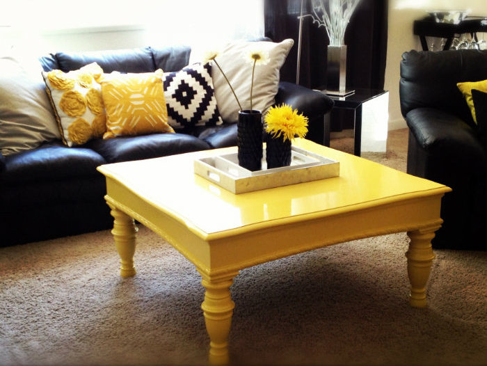 κίτρινο τραπέζι και μαξιλάρια