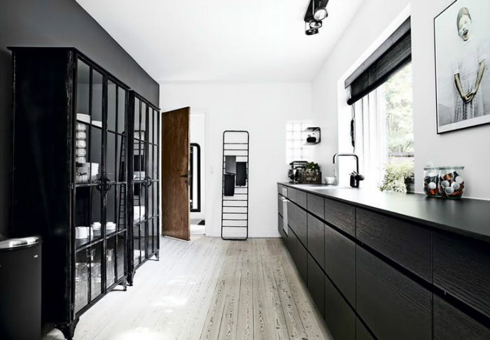 βιτρίνες αντί για ντουλάπια μαύρες