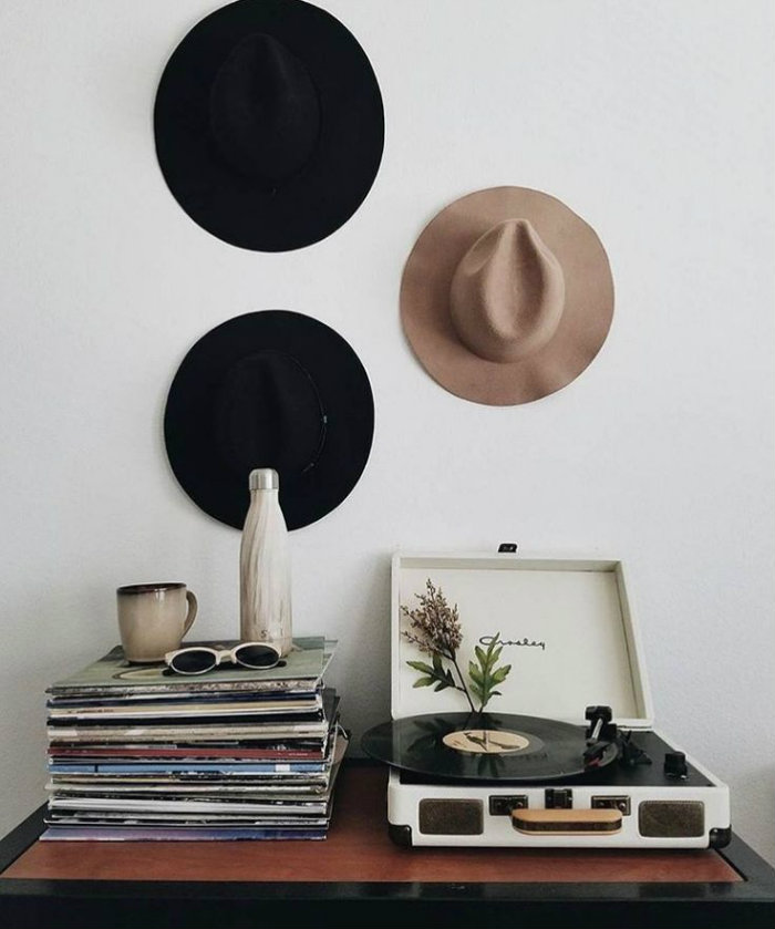 διακόσμηση σαλονιού με καπέλα