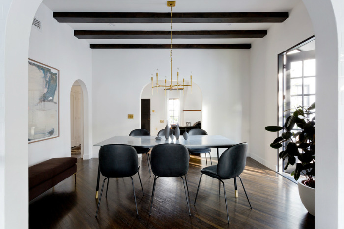 επιλέγοντας τραπεζαρία και αριθμό καθισμάτων