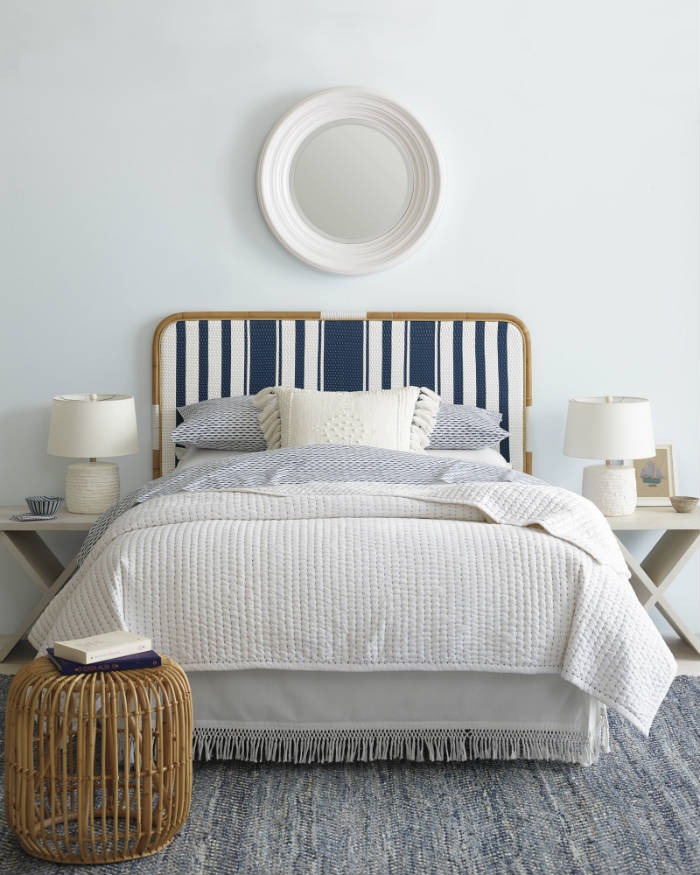 κεφαλάρι με ρίγα και σκαμπό