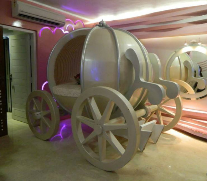 κλαίει η σταχτοπούτα η κολοκύθα και η νεράιδα