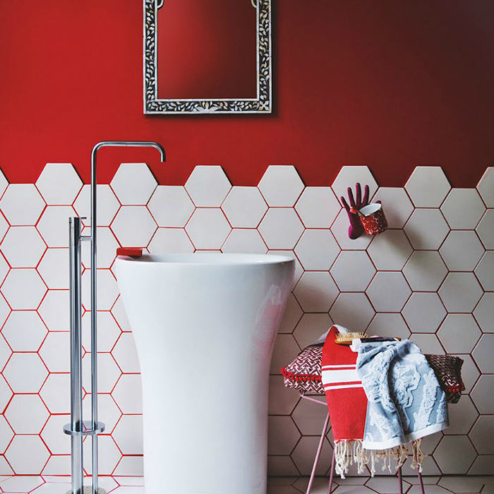 κόκκινο δωμάτιο με λευκό εξάγωνο