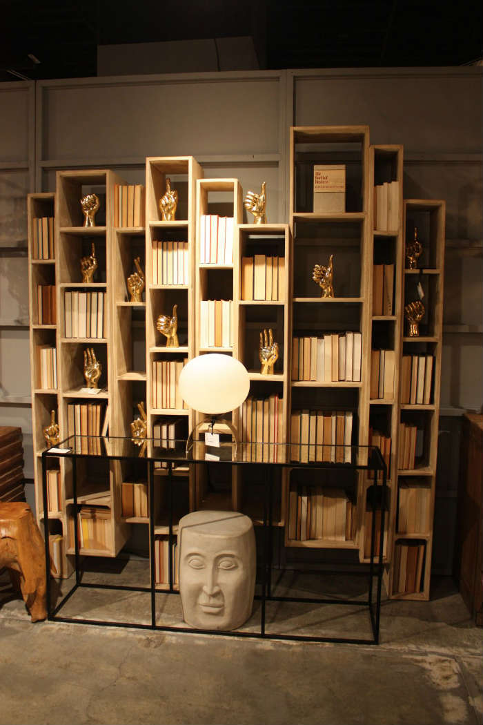 ξύλινη βιβλιοθήκη με ασύμμετρα ράφια