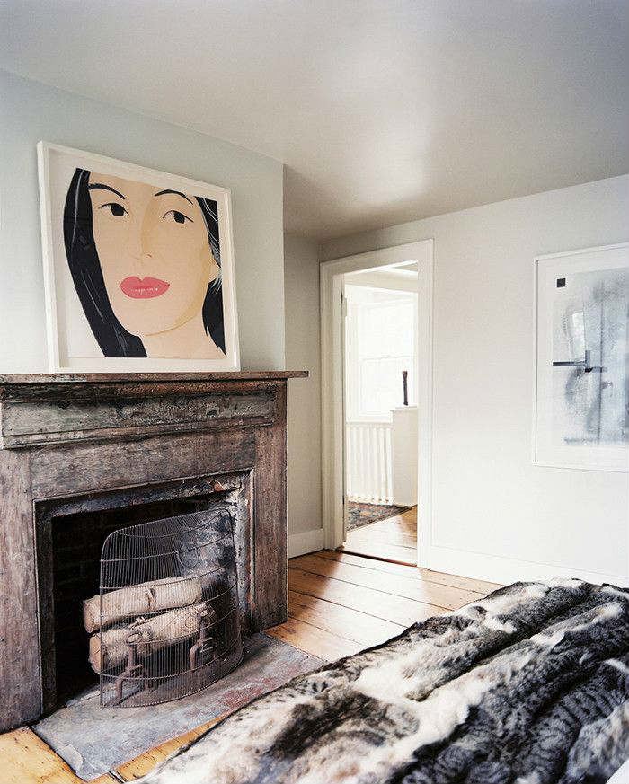 πάνω από το τζάκι σε εκλεκτικό υπνοδωμάτιο