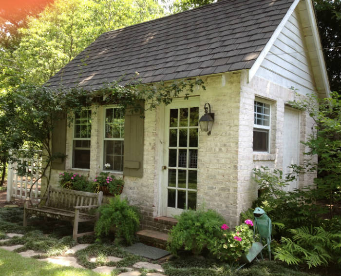 πέτρινη αποθήκη και πολύ πράσινο