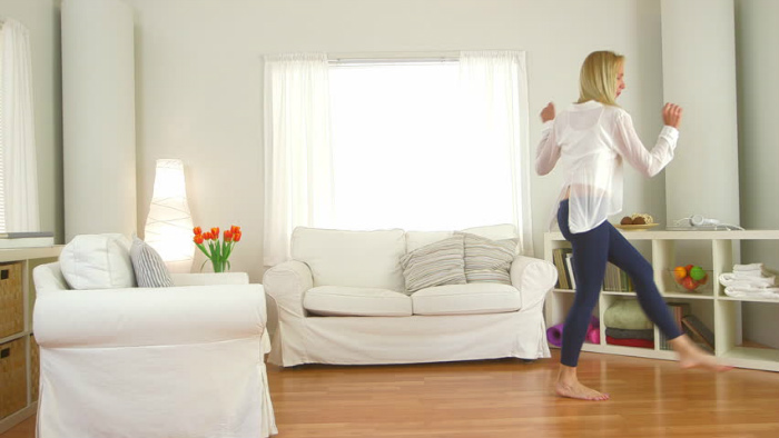 ποιός δεν χορεύει μόνος του στο σαλόνι