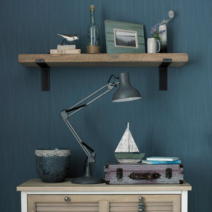 ράφι με ελάχιστα κατεργασμένο ξύλο