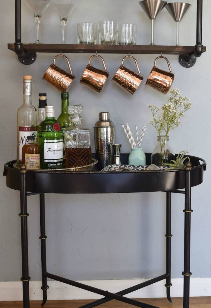 ράφια για μπαρ και έπιπλο δίσκος