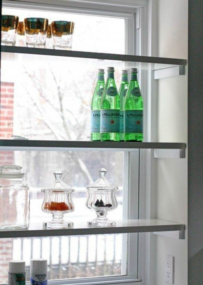 ράφια παραθύρου για ποτήρια γλυκά και νερό