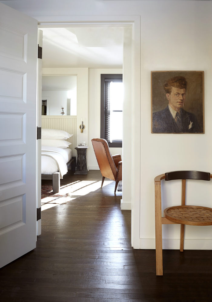 στο χωλ με αινιγματικό βλέμμα